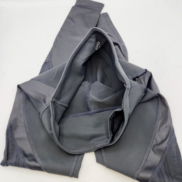 ALO YOGA VITALITY LEGGING LIVELY LACE IN SLATE GLOSSY SIZE XS - Picture 3 of 13